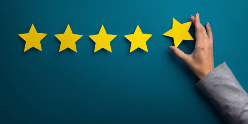 Arvostelut ja asiakkaiden kokemukset